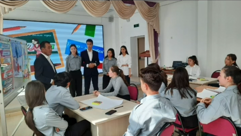 "Педагогикалық сыныптар құру" жобасы бойынша өткен "Ұстаз-мәртебелі мамандық" тақырыбындағы сабақ