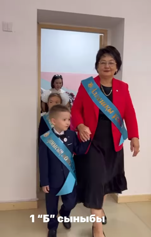 Мектеп табалдырығын аттаған 1 “Б” сынып оқушылары