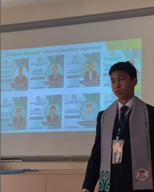“Мен -лидер” қалалық слетінің аудандық кезеңінде мектеп президенті Рақыжан Рамет ІІ орын иеленді