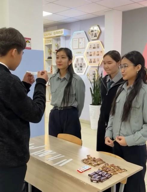 10 “Ә” сыныбының “Тіл сақшылары” Қоңырау уақытындағы сұрақ-жауап айдары