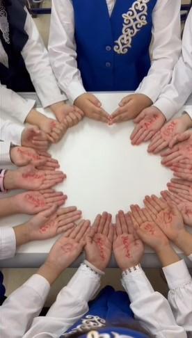 1 “А” сыныбының “Ана-өмірдің шуағы” тақырыбындағы аналарға арналған ертеңгілігі