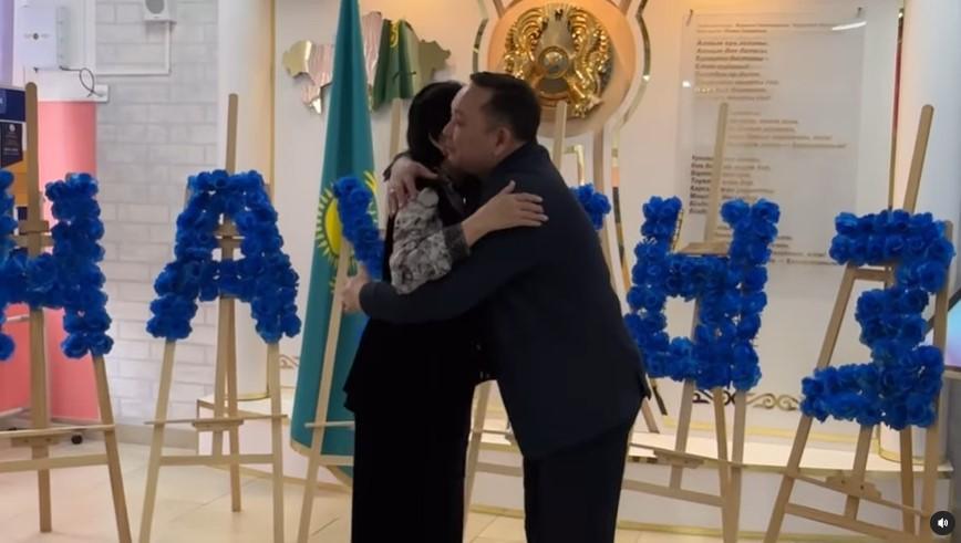 14 наурыз -Көрісу күніне арналған ұстаздардың бір-бірімен көрісіп, құшақ жая амандасып, бір-бірімен мерекелік құттықтауы