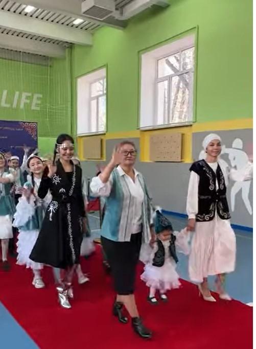 2 “Б” , 4 “А”, 4 “Ә”, 4 “Б” сыныптарымен “Ұлттық киім-ұрпаққа мұра” тақырыбында ұлттық киім шеруі