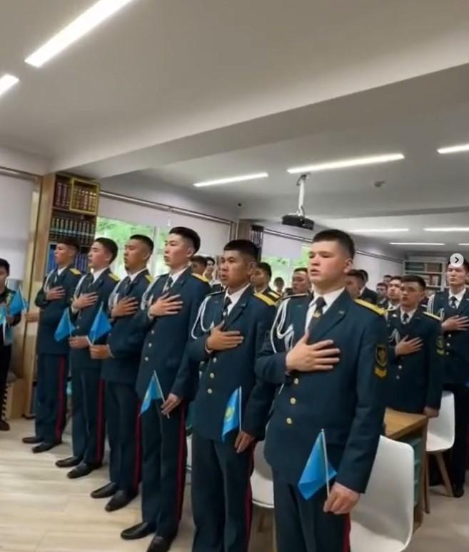 “Мемлекеттік рәміздер-едіміздің нышандары”тақырыбында өткен әдеби-патриоттық кешке қатысты