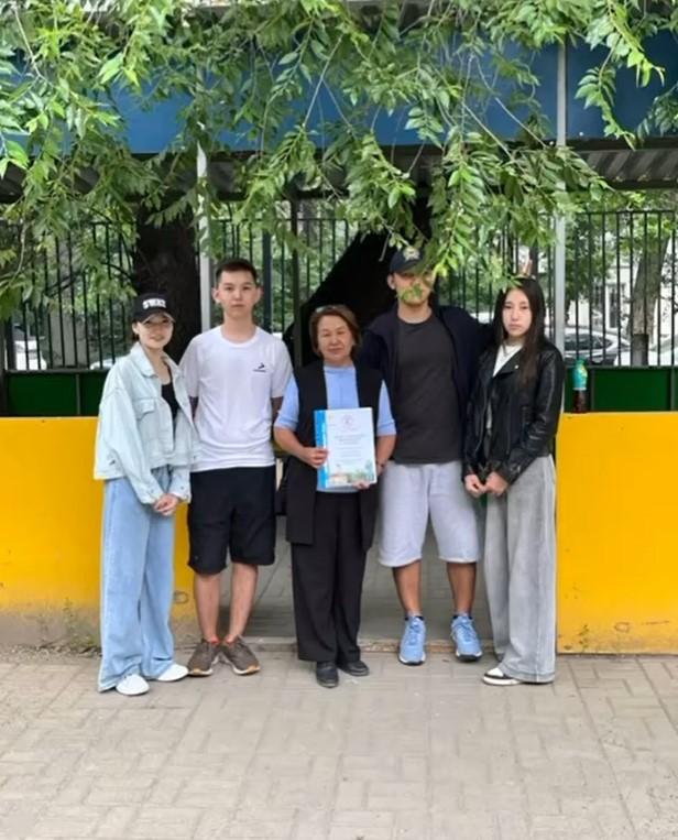 Мектеп жанындағы “Мектеп көмекшілері, көгалдандыру бригадасы”