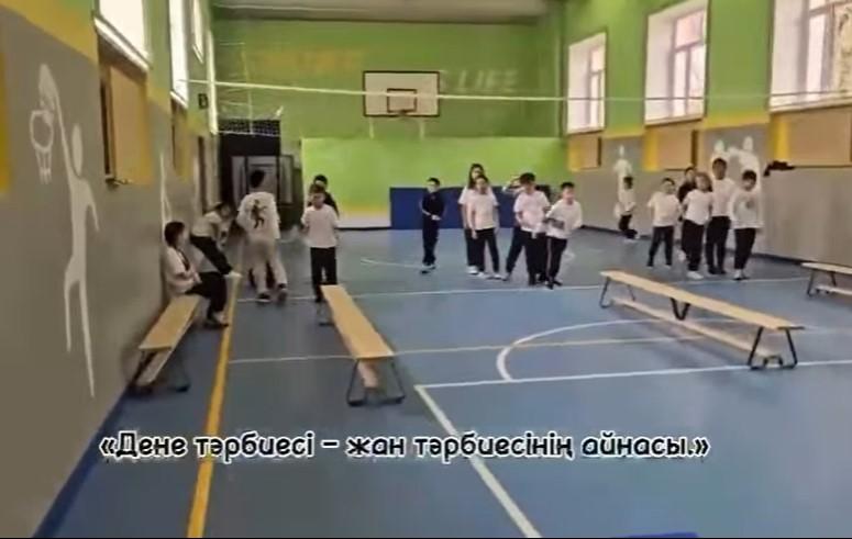 Дене шынықтыру сабағында 4 “А” сыныбында эстафеталық жарыс